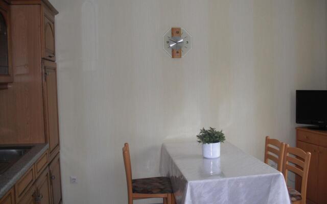 Apartment With 2 Rooms in Lirstal