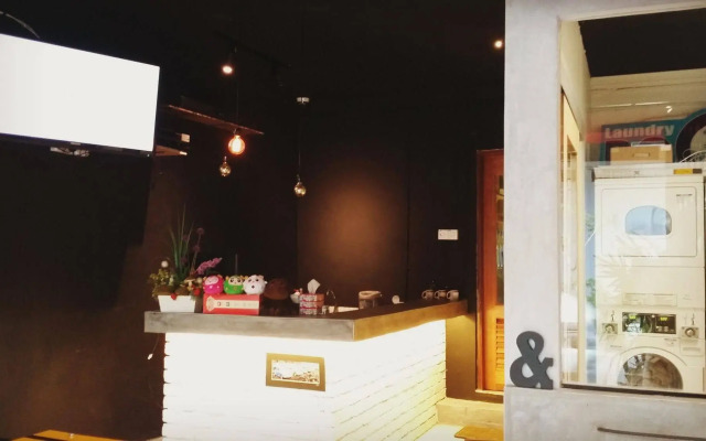 Monkey Motel & Café