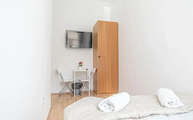 6BR Apt with Garden near Danube