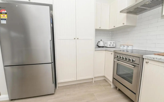 Nile Cottage Cosy & Convenient, Close to CBD – Kitchen – Orange