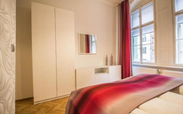 Bourgeois Apartment in Cultural Heritage Building by Ruterra