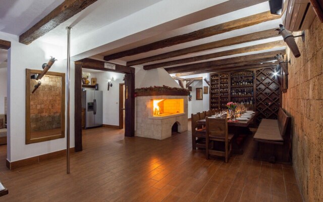 Beautiful Home in Makarska With Wifi and 7 Bedrooms