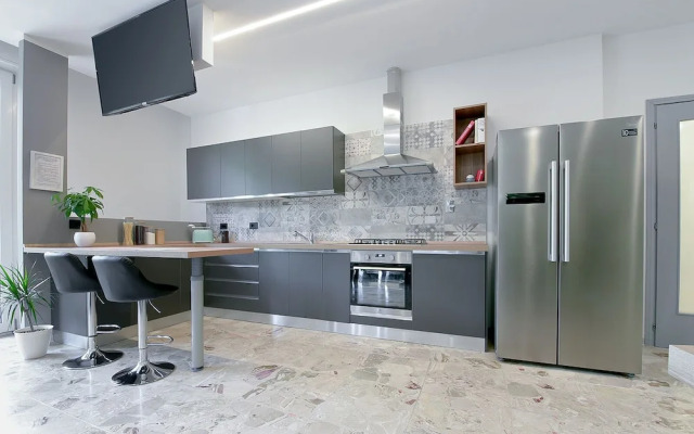 8 Bedroom Apartment in Reggio Emilia Center