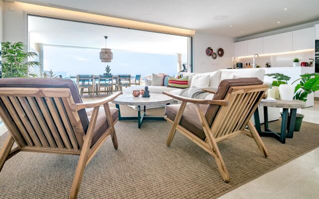 LMR- Luxury apartment, private pool. Families only