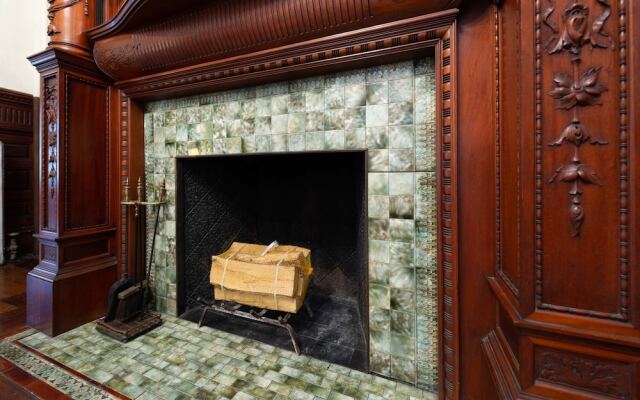 Stylish Brownstone Back Bay Apartments