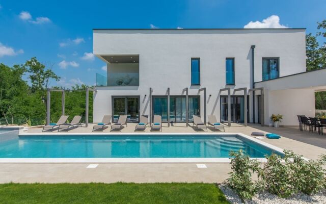 Deluxe Villa in Porec With Wellness Centre & Pool