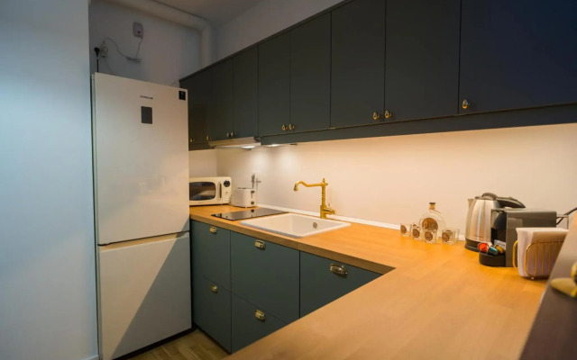 Central 1BR - city view + large balcony + Netflix