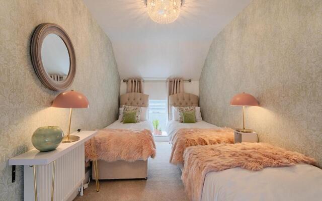 Killorglin Irish Pub with Hot Tub that sleeps 19