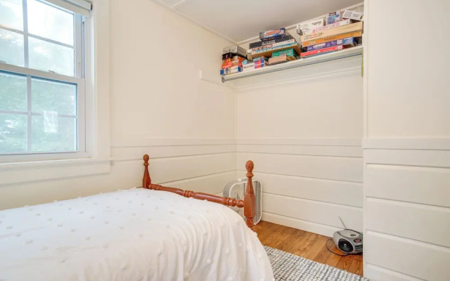 Walk to Beach: South Chatham Home