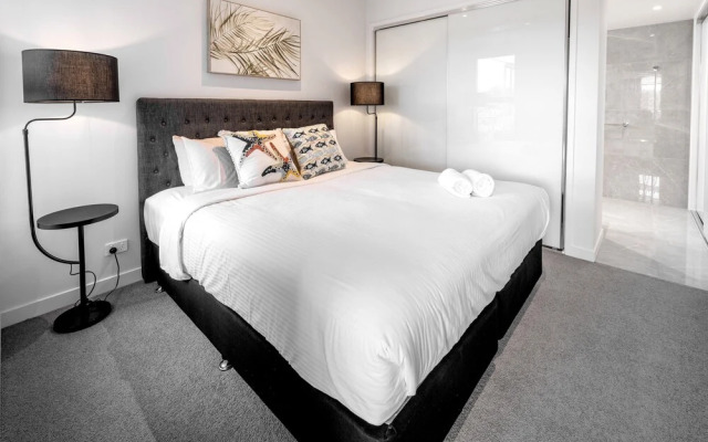 3BR Lux Beachfront Escape - Pool Gym King bed