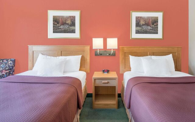 Super 8 by Wyndham Grand Rapids