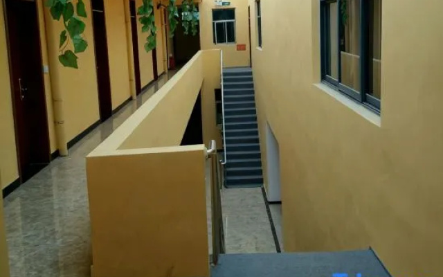 Gongyi Lantian Express Hotel