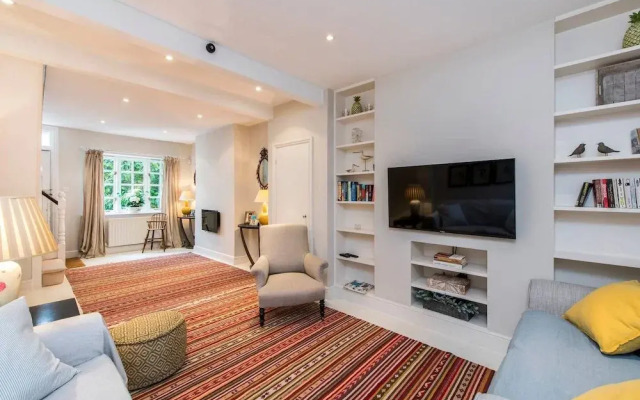 Delightful 2-bed Home, Fulham