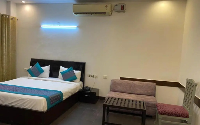 Hotel The Paramont Plaza IGI Airport