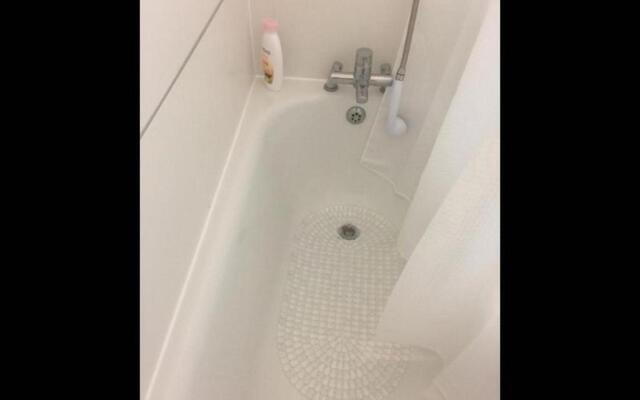 Small Modern Comfortable 2 Bedroom Apartment - Cmyr