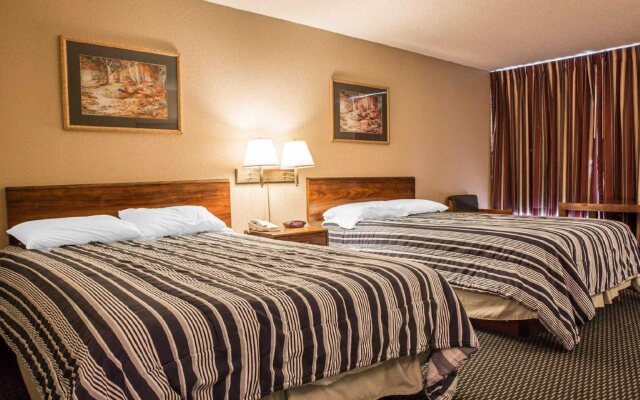 Econo Lodge Inn & Suites