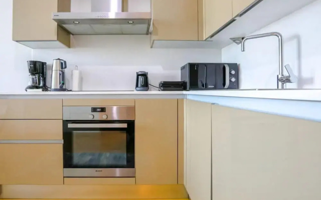 Business-friendly Res With Pool in Fikirtepe