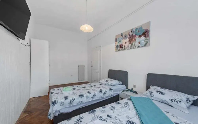 La Guardia apartments