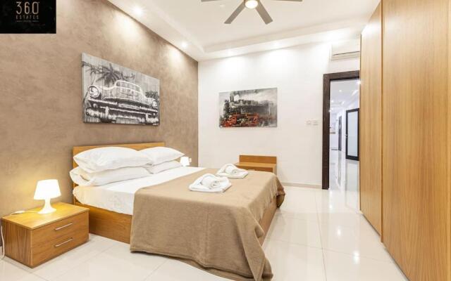 Seafront 4BR APT with mesmerising Balcony & VIEWS by 360 Estates