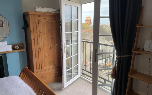 Seaviews oodles of charm sleeps 5 with guest beds