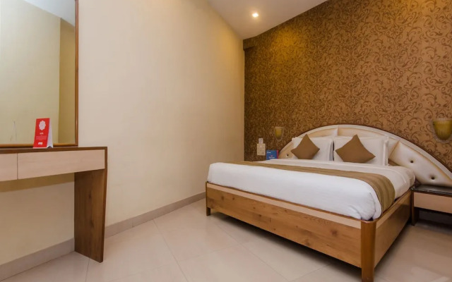 OYO 13105 Hotel Blue Diamond