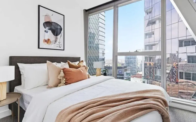 A Stylish 3BR Apt With Harbour Views, Free Parking