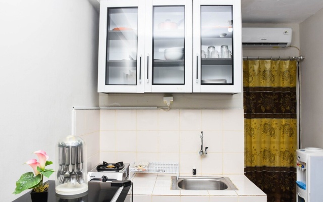 Homey and Modern 2BR at Lagoon Apartment near Shopping Center – Kitchen – Bekasi
