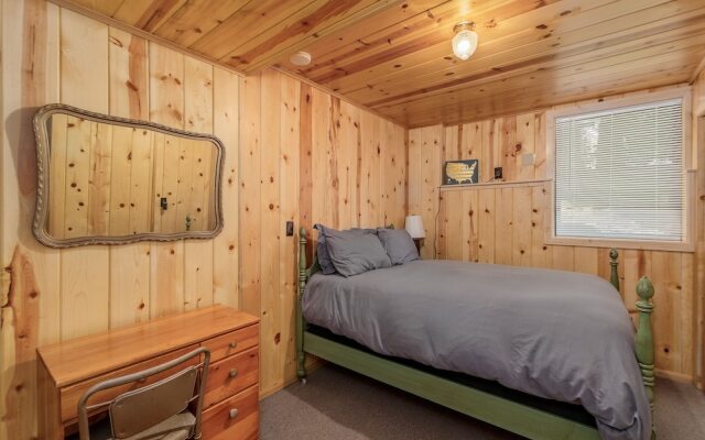 All About The Lake 4 Bedroom Home by NW Comfy Cabins by RedAwning