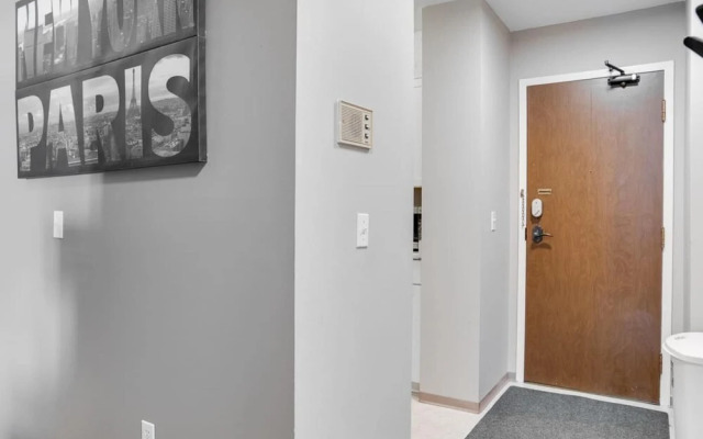 Stylish and Cozy Eau Claire 2BR With Gym Coffee