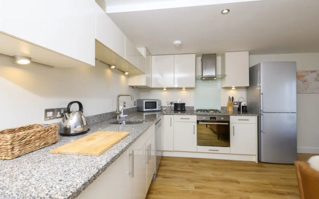 The Beach House & Porth  Sands Apartments