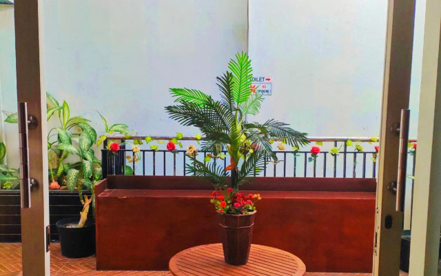 Central City Family Residence by OYO Rooms