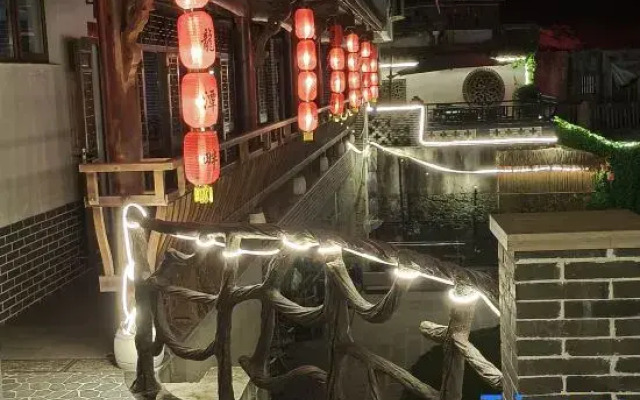 Taohuatan River View Pool Yulongtanpan Inn