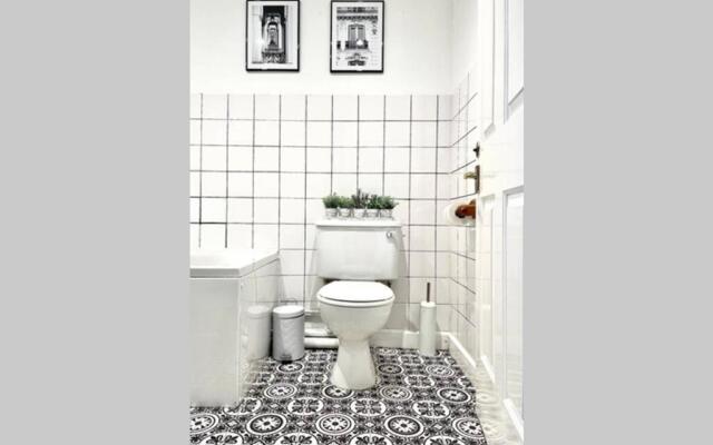 County House - THE WHITE APARTMENT