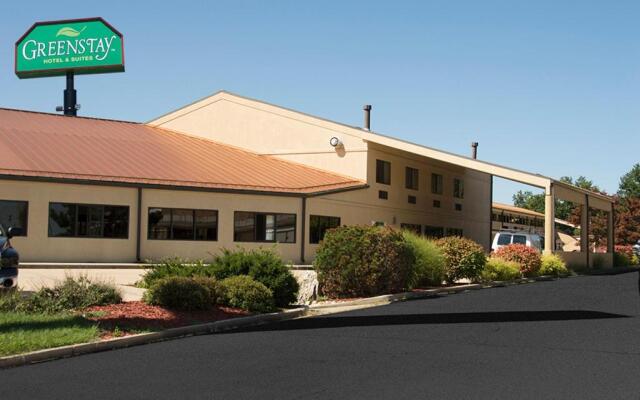 Greenlight Inn & Suites