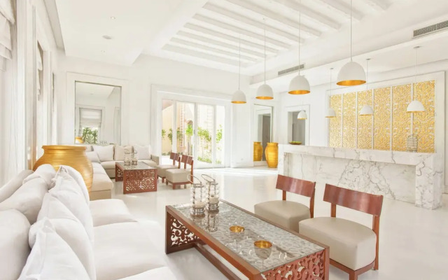 Almazino, Almaza Bay