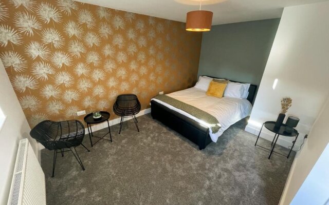 3 Double Bed Luxurious House Near Heathrow Airport