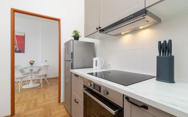 Krakow Main Square Apartment by Renters