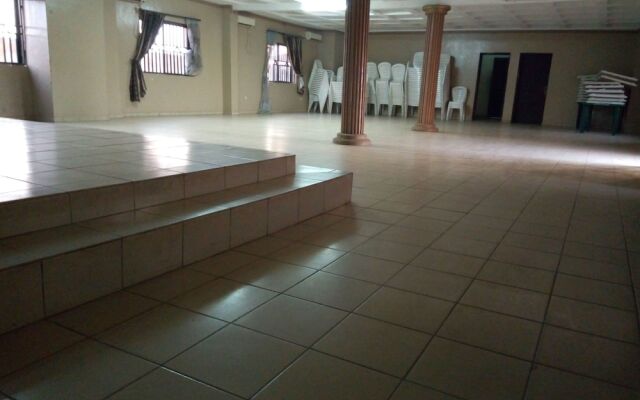 Hail Henrietta Hotel