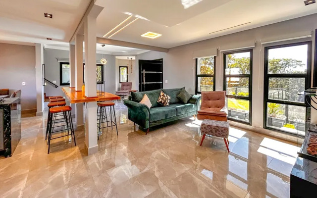 Casa com 4 Su tes Jacuzzi e Lareira Externa