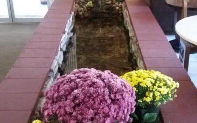 HomeTowne Studios by Red Roof Athens, TN