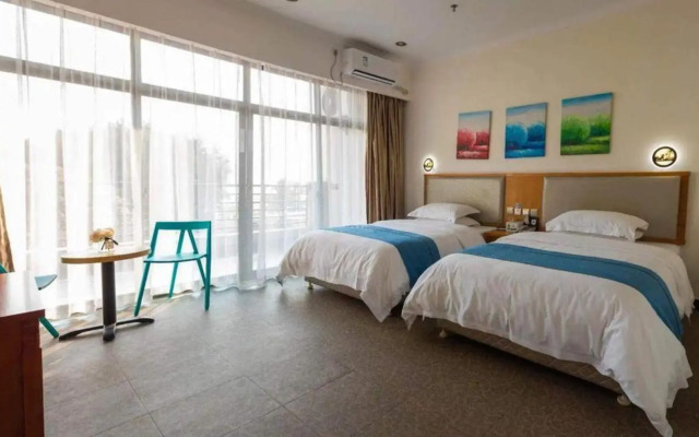 Beihai Seaview Caiyun Hotel (Qiaogang Beach Qiaogang Fengqing Street)