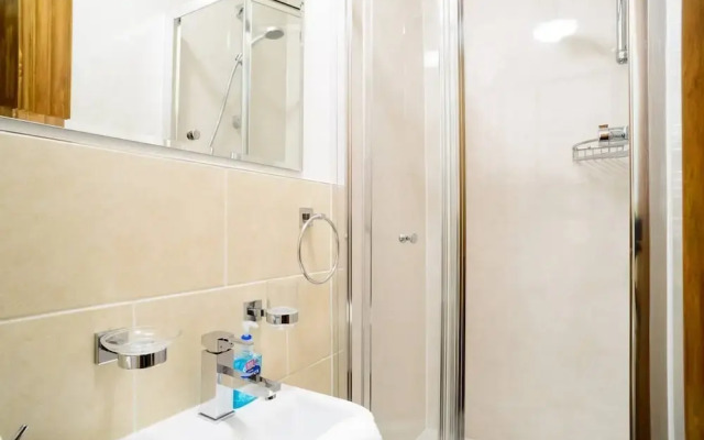 JOIVY 5 Bedroom Apt Near Meadows & George Square