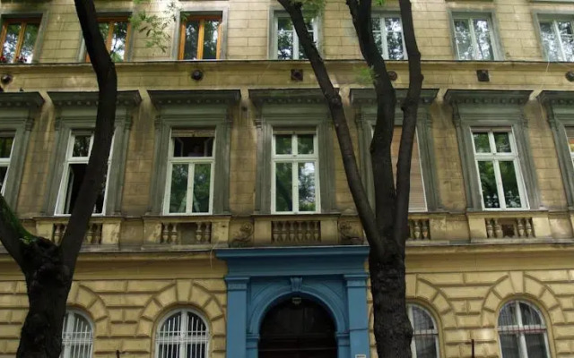 Romantic Garden Art Studio near Andrassy Avenue