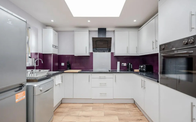 TMS Beautiful 4 Bedroom House!dagenham!freeparking