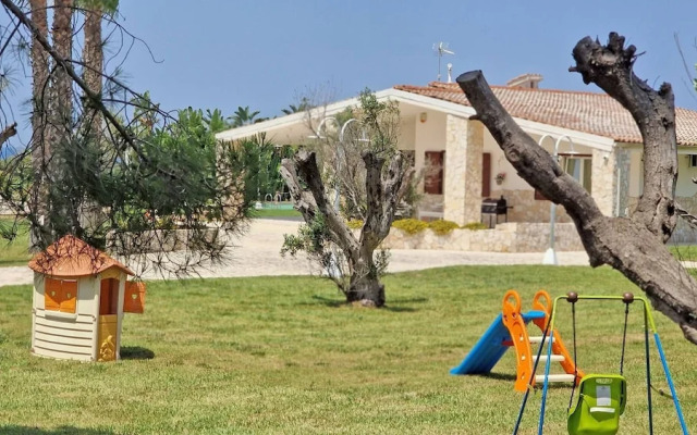 Villa With Swimming Pool Sleeps 8 Three Bedrooms