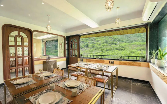 Artisav House