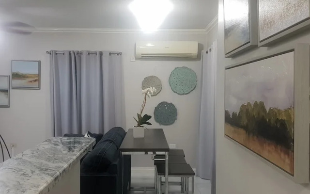 5 Star Fresh And Clean Condo In New Kingston