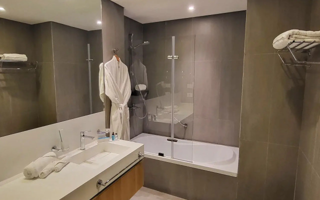 Monot Suites