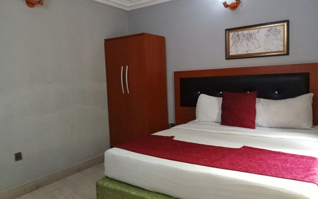 B's Hive Hotel & Suites