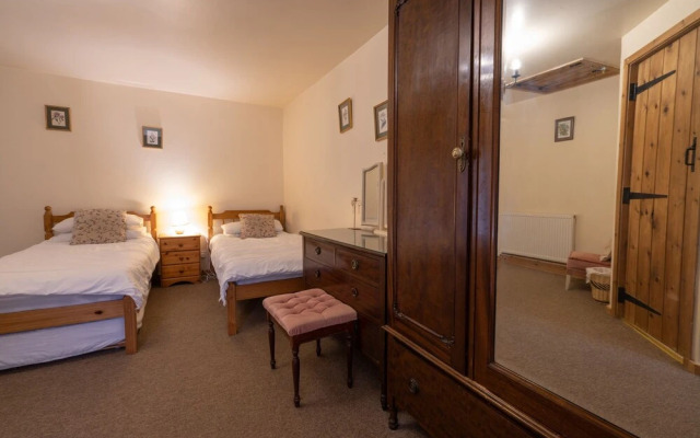 Hulmes Vale House - Sleeps 14 - Peak District